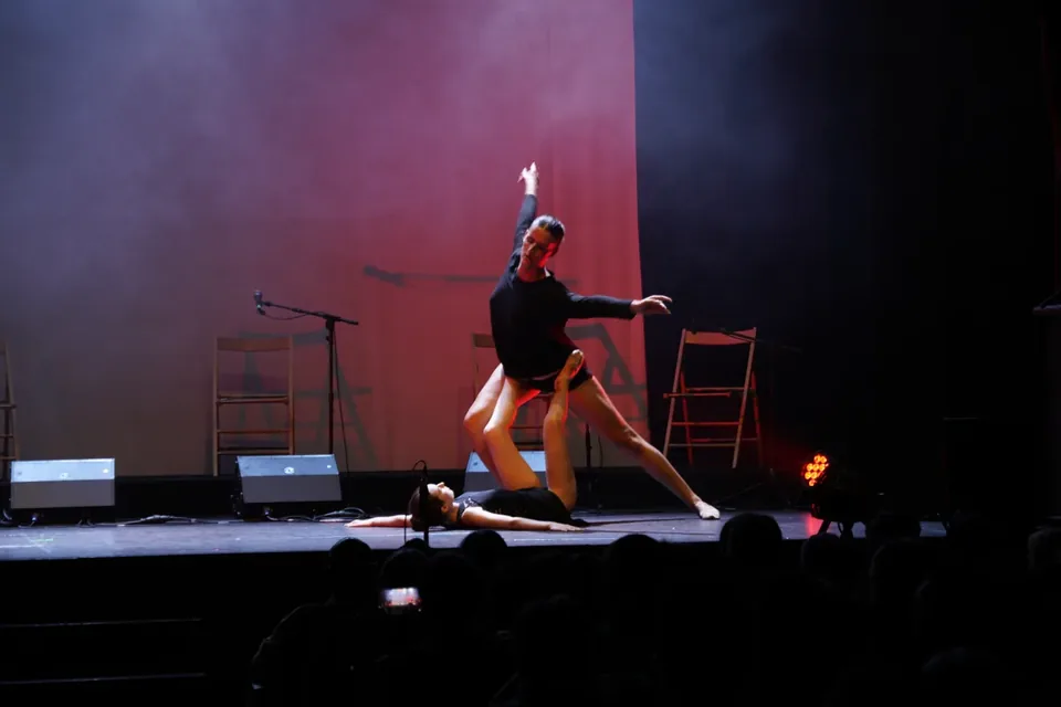 Ferri Amaya bailando en un escenario