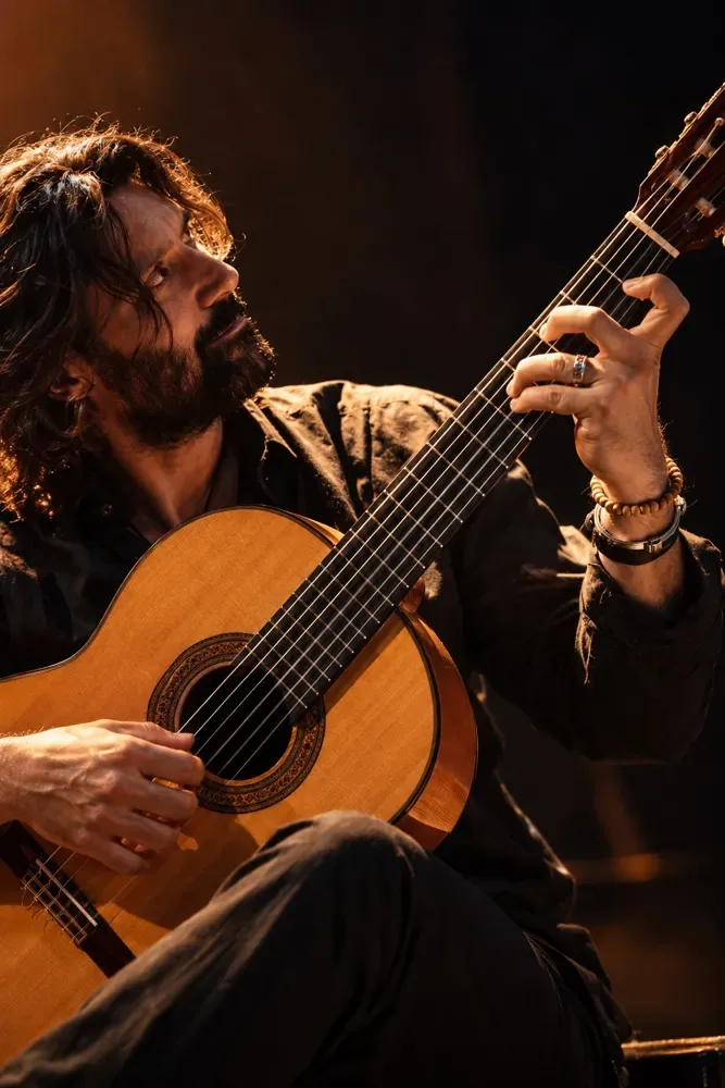 Guitarrista tocando guitarra flamenca