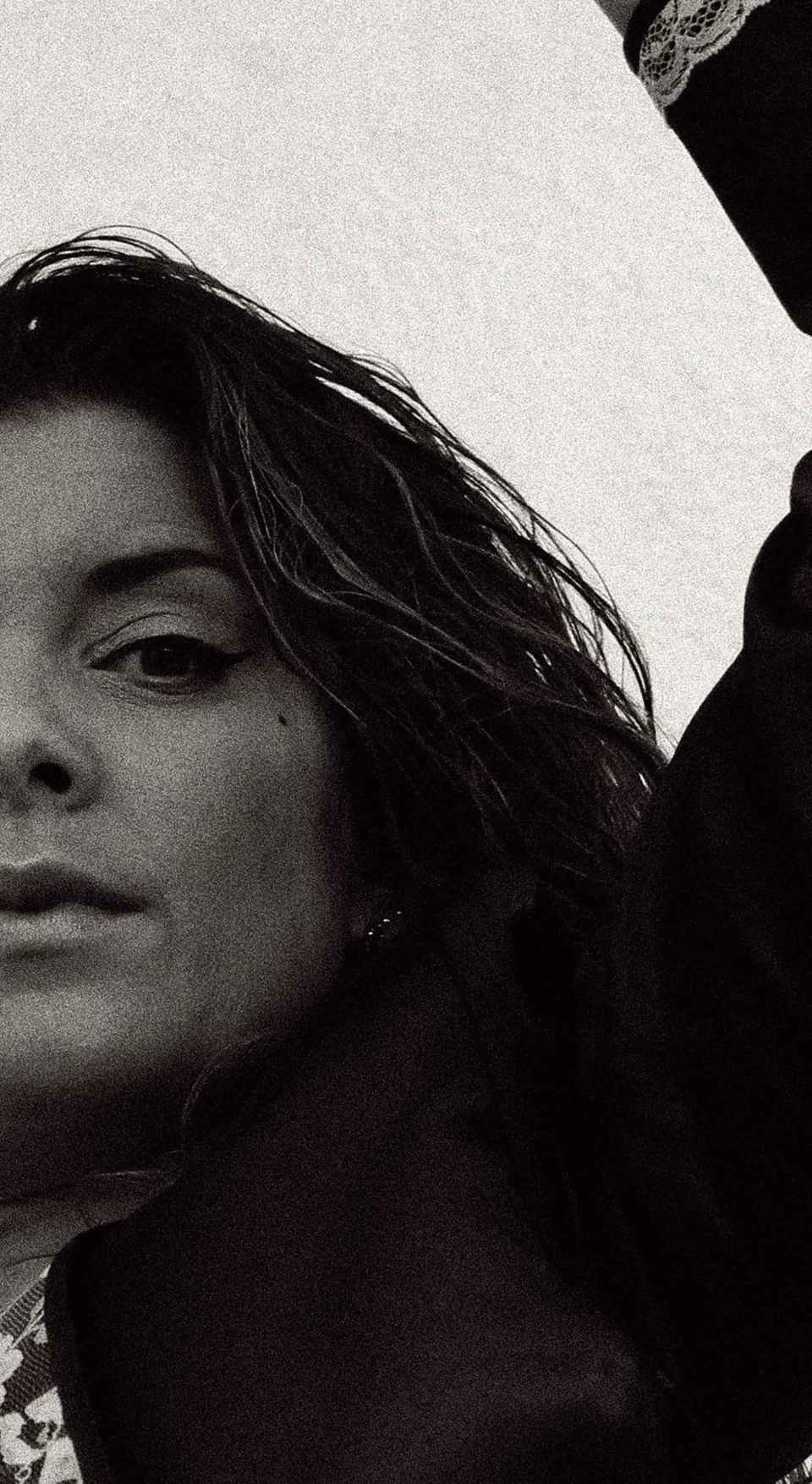 Retrato en blanco y negro de Mavi Arias con el pelo al viento